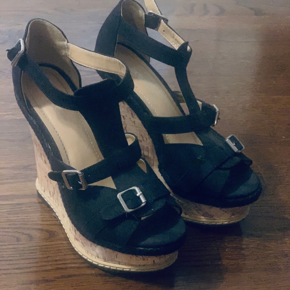 Black wedges